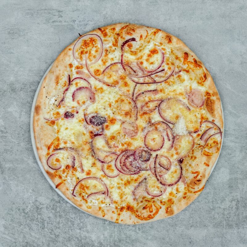 Pizza Cibulka od Veverky s červenou cibulí, parmezánem a drceným pepřem