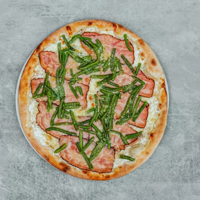 Pizza Fazolka od Veverky se slaninou, zelenými fazolkami a parmezánem